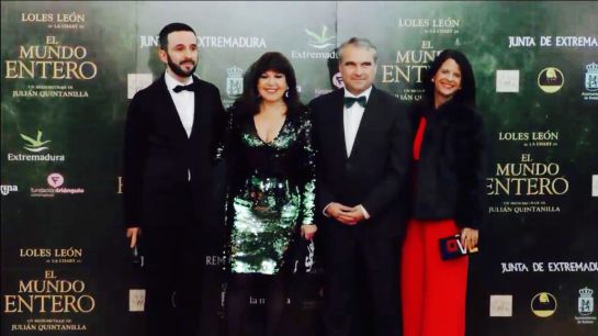 De izquierda a derecha: Julián Quintanilla (director), Loles León (actriz), Francisco Fragoso (alcalde de Badajoz) y Paloma Morcillo (edil de Cultura), en el estreno de "El Mundo Entero".