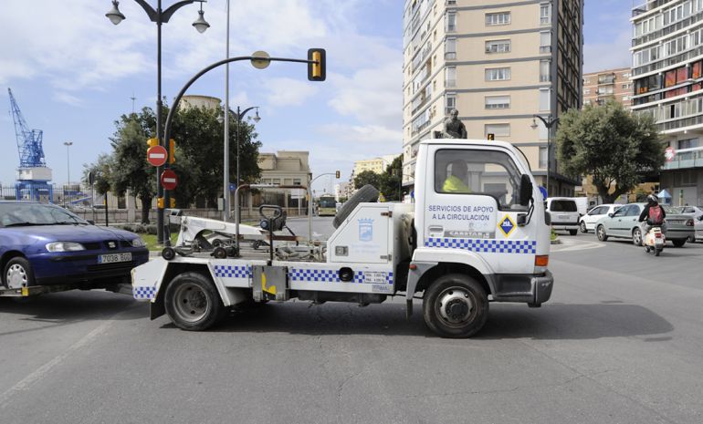 Una grúa municipal tras retirar un vehículo en el centro histórico de Málagaa