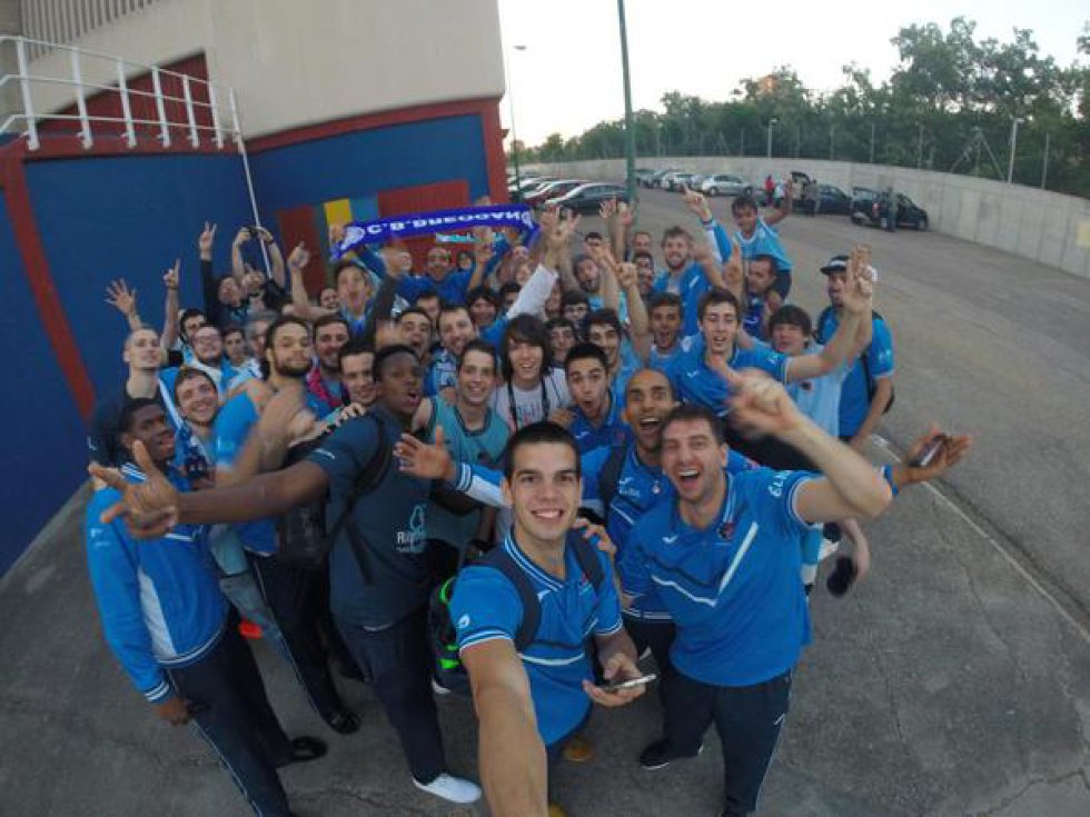 Un selfie de la plantilla con la afición Un selfie de la plantilla con la afición