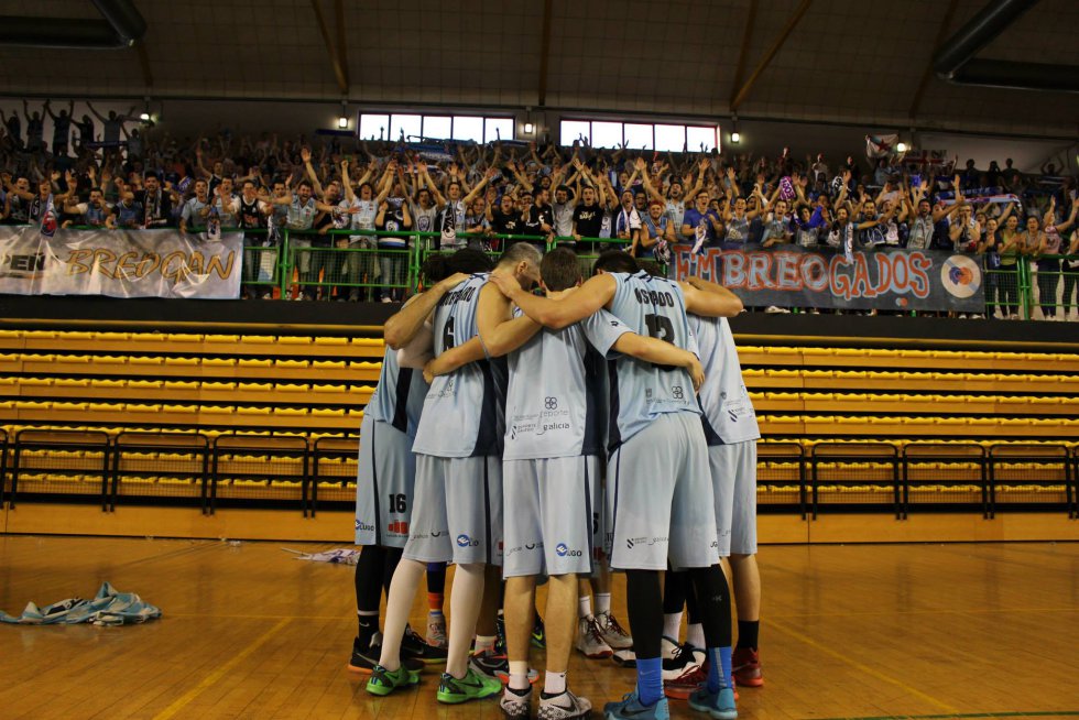 El equipo con la afición en un partido en Ourense El equipo con la afición en un partido en Ourense