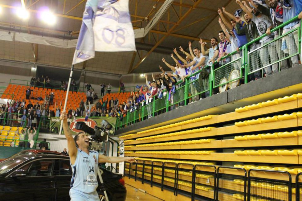 Sergio Sánchez con una bandera del Breo en Ourense Sergio Sánchez con una bandera del Breo en Ourense