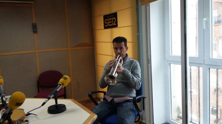 El trompetista onubense Francisco José Garrido en la SER