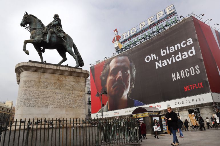 Cartel publicitario en la Puerta del Sol de Madrid de la serie 'Narcos' de Netflix.
