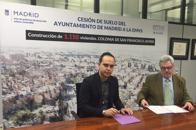 José Manuel Calvo, delegado de Desarrollo Urbano Sostenible, y Francisco López Barquero, consejero delegado de la EMVS, durante la firma del convenio de cesión.
