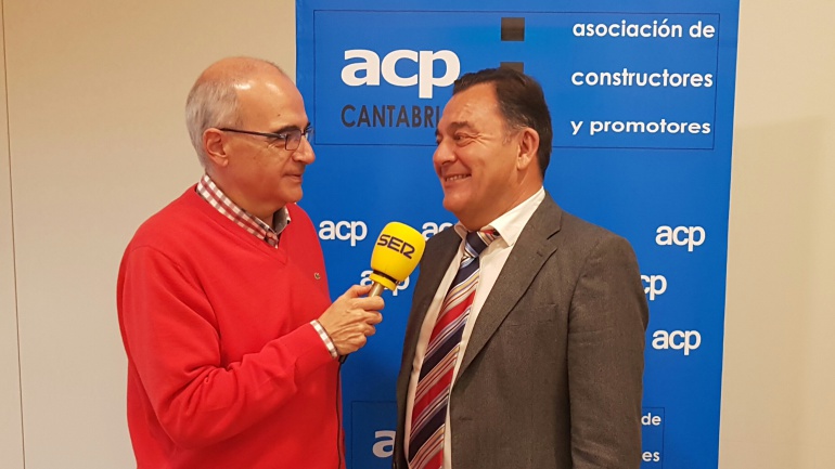 Pedro Aresti charla con Gervasio Pinta, presidente de Promotores y Constructores de Cantabria