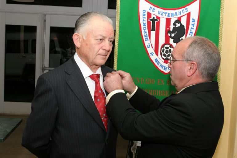 Gerardo de la Mata recibe la insignia de oro del Club de Veteranos