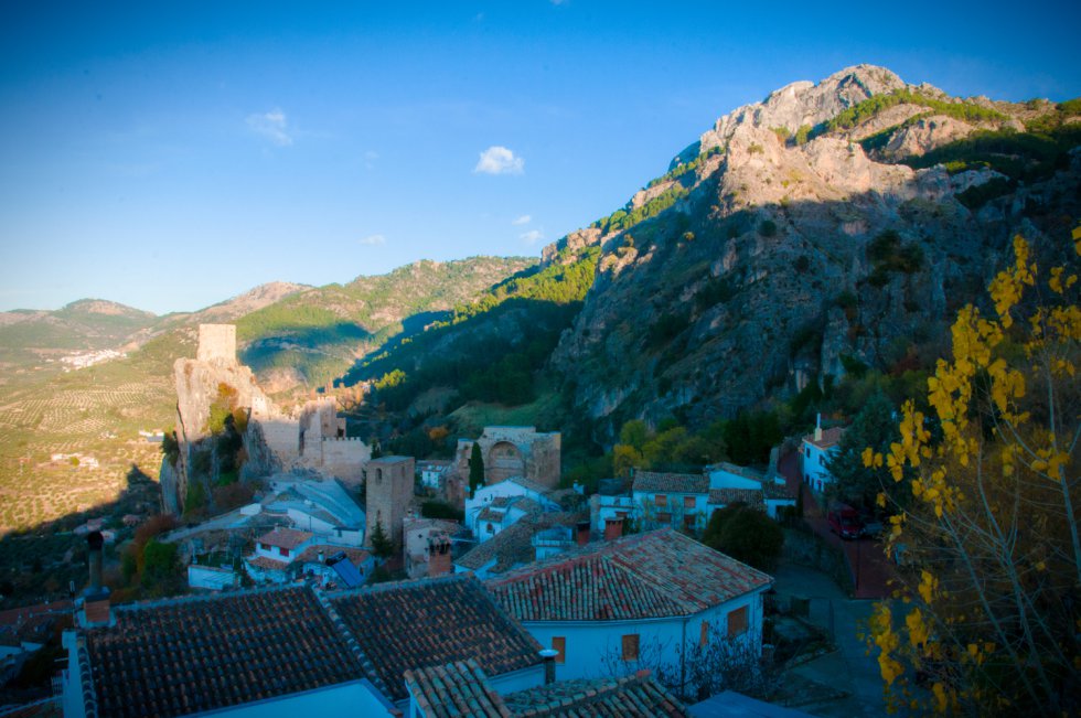 Vista del castillo de La Iruela con Burunchel al fondo. Vista del castillo de La Iruela con Burunchel al fondo.