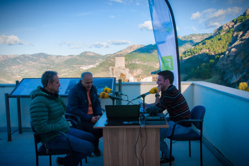 César García entrevista al alcalde de La Iruela, José Antonio Olivares, y al empresario turístico, Juan Benavente. César García entrevista al alcalde de La Iruela, José Antonio Olivares, y al empresario turístico, Juan Benavente.