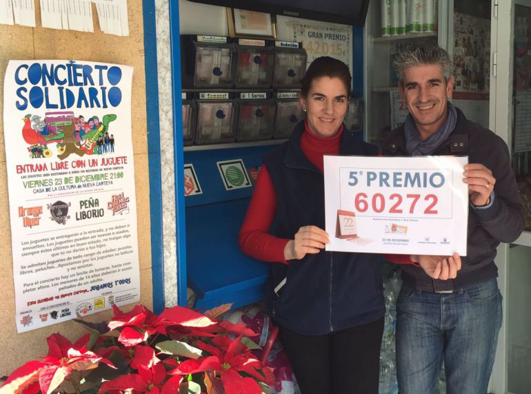 María del Carmen Priego y Aurelio Carmelo Priego , los hermanos de la adminsitración de Nueva Carteya que han repartido la suerte por quinto año consecutivo en el Sorteo de Navidad 