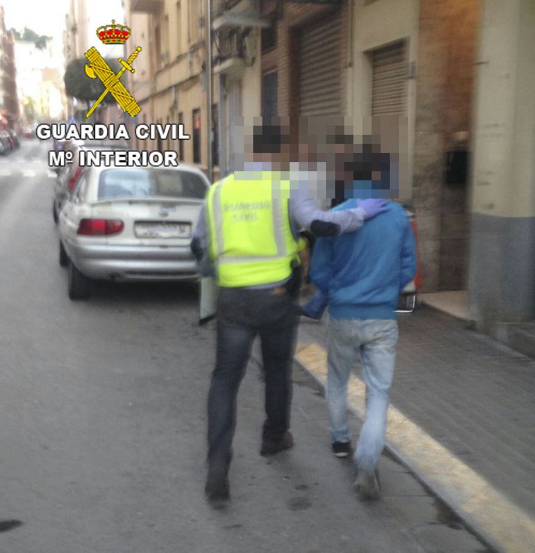 Atraco Onda: Detenido Por Atracar Comercios Con Cuchillo Y Pasamontañas ...