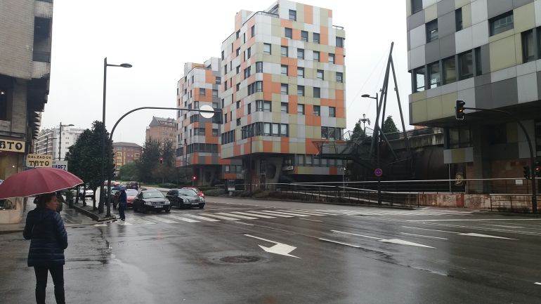 Aspecto de la calle Independencia de Oviedo, bajo la lluvia, al mediodía del martes.