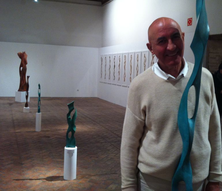 El artista Federico Osorio posa junto a una de las esculturas que muestra en las salas de la Alhondiga.