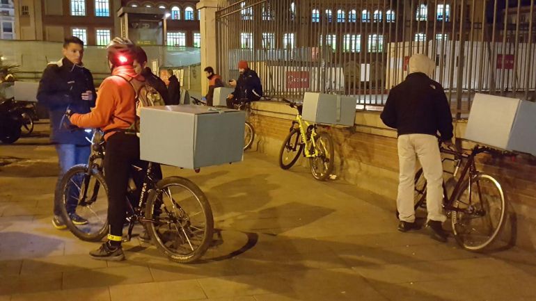 Precariedad Autónomos Bicicletas Repartidores a domicilio: Autónomos sobre ruedas por 4,25 € la entrega