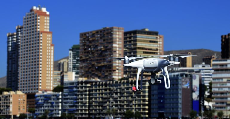 Dron sobrevolando una ciudad española