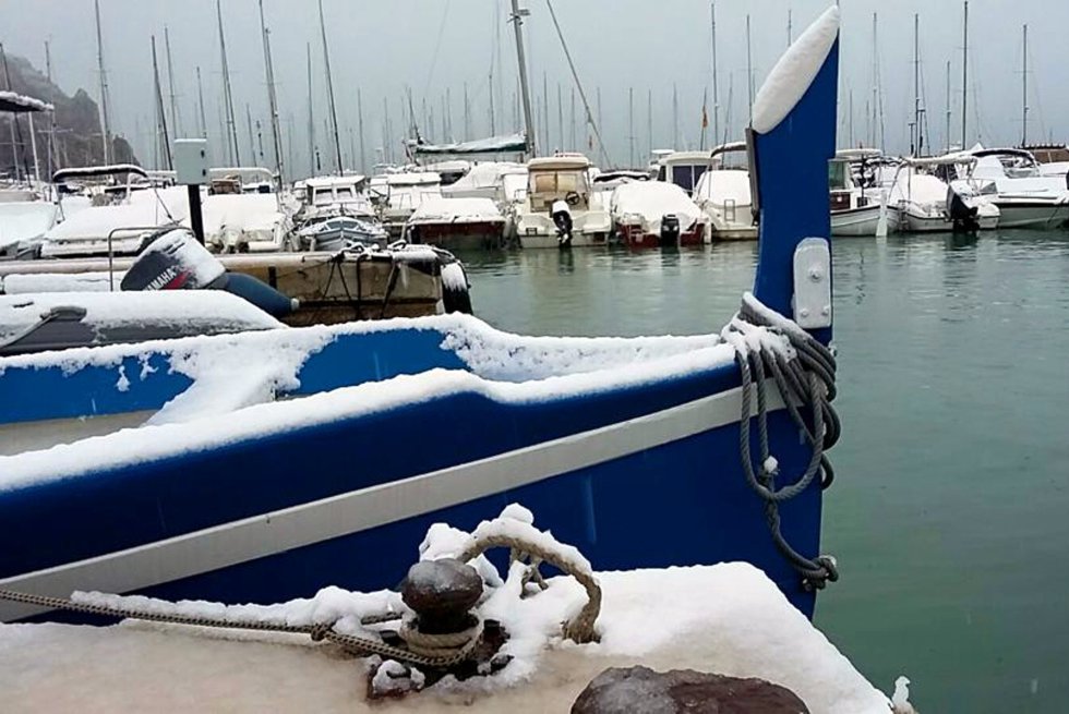 Nieve sobre los barcos del peurto de Xàbia. Nieve sobre los barcos del peurto de Xàbia.