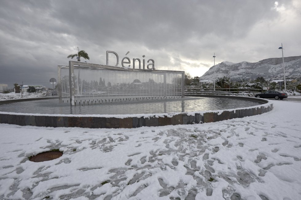 El cartel de entrada a Denia (Alicante) completamente cubierto de nieve tras la intensa nevada que se ha registrado en la localidad, en la que no nevaba desde 1983. El cartel de entrada a Denia (Alicante) completamente cubierto de nieve tras la intensa nevada que se ha registrado en la localidad, en la que no nevaba desde 1983.