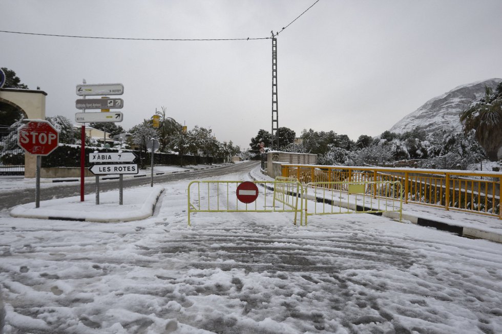 Vista de la carretetra que une Denia y Javea por Les Planes, cortada por nieve. Vista de la carretetra que une Denia y Javea por Les Planes, cortada por nieve.