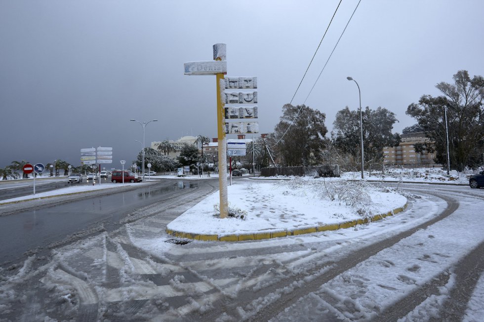 La entrada de la población alicantina de Denia donde nieva desde primeras horas de la mañana. La entrada de la población alicantina de Denia donde nieva desde primeras horas de la mañana.