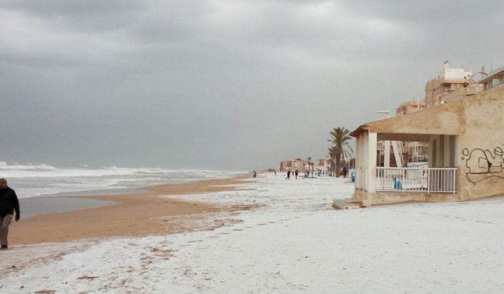Guardamar del Segura ofrecía esta mañana esta estampa de la playa nevada. Guardamar del Segura ofrecía esta mañana esta estampa de la playa nevada.