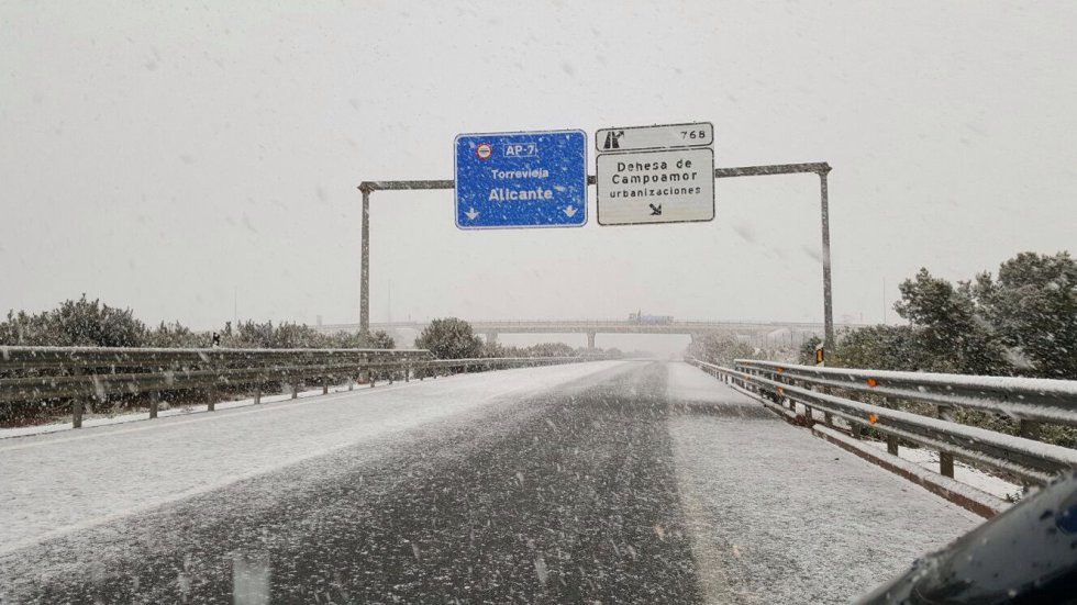 La nieve cubre la AP-7, a su paso por Dehesa de Campoamor, La nieve cubre la AP-7, a su paso por Dehesa de Campoamor,