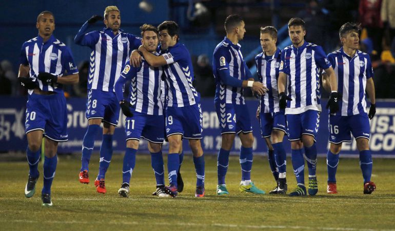 Los jugadores del Deportivo Alavés celebran uno de los goles marcados por Ibai Gómez en Alcorcón.