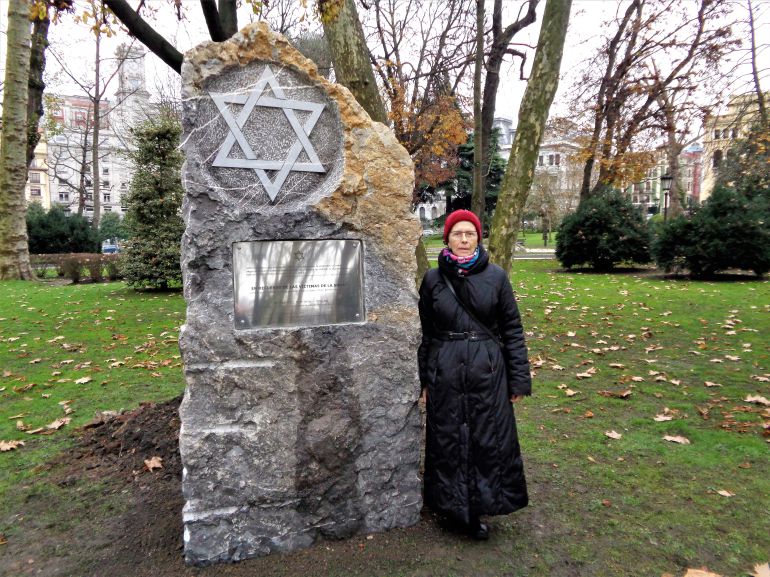 La presidenta de la Comunidad Judía del principado de Asturias, Aída Oceransky, junto al monolito en el Campo de San Francisco