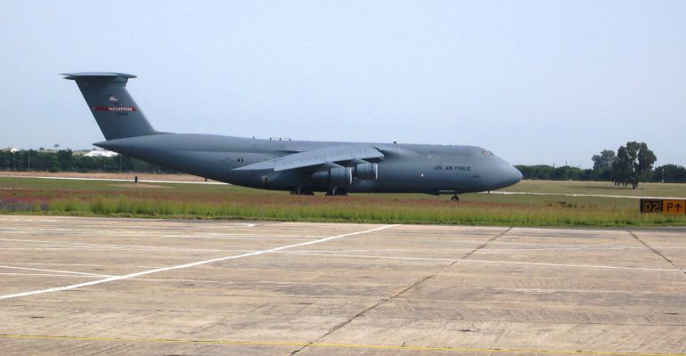 Un transporte Lockheed C-5 Galaxy en la pista de la base de Rota
