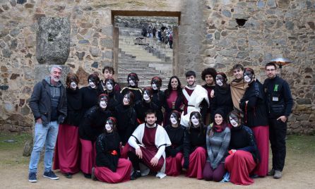 El grupo Komos interpretó "Medea" con capas de ropa térmica para soportar el frío