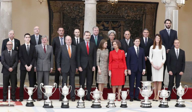 Los reyes Felipe y Letizia y los reyes eméritos Juan Carlos y Sofía posan en la foto de familia de la ceremonia de entrega de los Premios Nacionales del Deporte 2015 que ha tenido lugar hoy en el Palacio de El Pardo