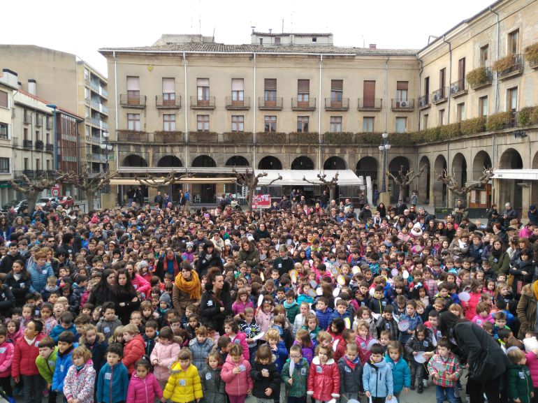 Los escolares han llenado la plaza de Navarra acompañados de profesorado y familiares