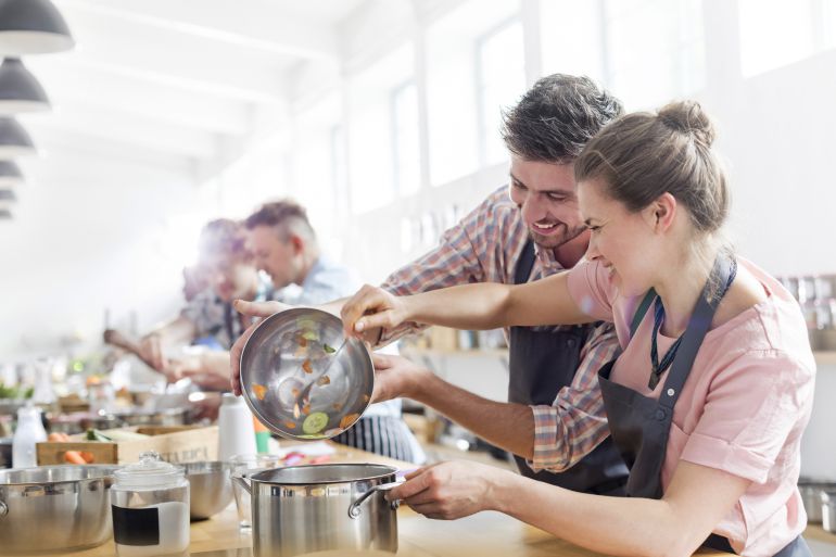 Cada vez son más las personas que deciden apuntarse a una escuela de cocina