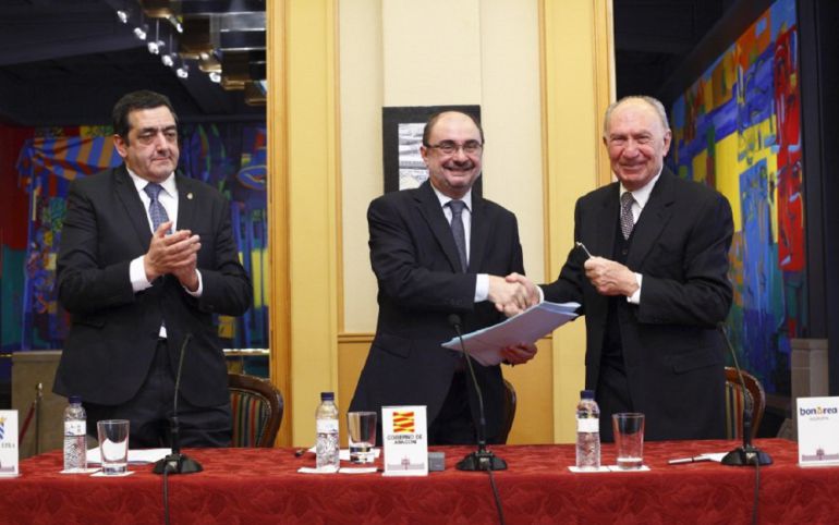 De izquierda a derecha, el alcalde de Épila, Jesús Bazán, el presidente del Gobierno de Aragón, Javier Lambán, y el presidente de BonÄrea, Jaume Alsina