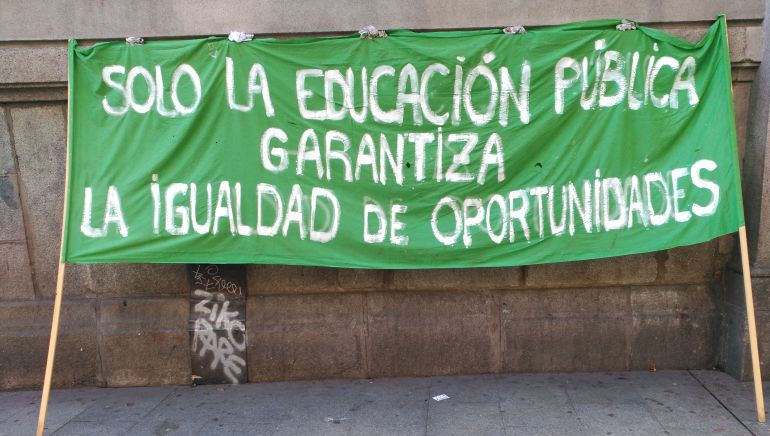 Pancarta en una movilización a favor de la educación pública