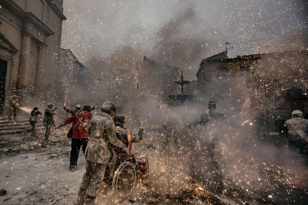 Ibi, Alicante: 10 imágenes de “Els enfarinats” en el podio del World Press Photo Ibi, Alicante: 10 imágenes de “Els enfarinats” en el podio del World Press Photo