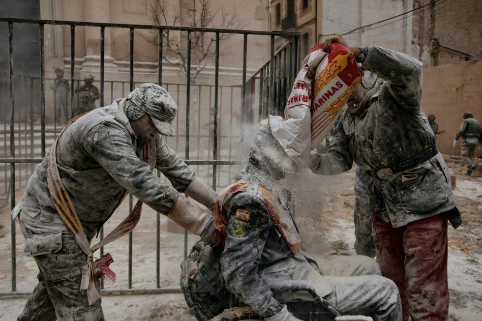 Ibi, Alicante: 10 imágenes de “Els enfarinats” en el podio del World Press Photo Ibi, Alicante: 10 imágenes de “Els enfarinats” en el podio del World Press Photo