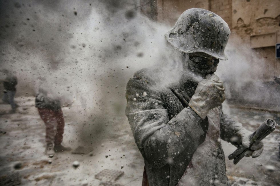 Ibi, Alicante: 10 imágenes de “Els enfarinats” en el podio del World Press Photo Ibi, Alicante: 10 imágenes de “Els enfarinats” en el podio del World Press Photo