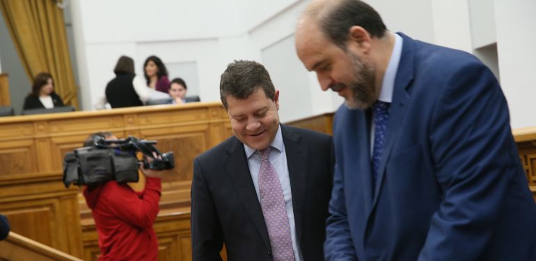 En la imagen, el presidente de Castilla-La Mancha, Emiliano García-Page (izq.) y el vicepresidente, José Martínez Guijarro (dcha.)