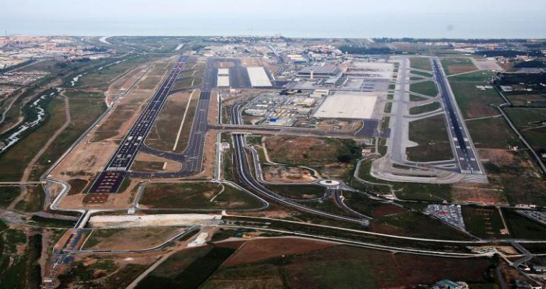 Las dos pistas del aeropuerto de Málaga suelen estar operativas casi todo el año, especialmente durante la temperada alta