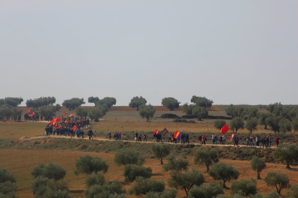 Integrantes de la X marcha conmemorativa de la Batalla del Jarama cruzan los terrenos del frente Integrantes de la X marcha conmemorativa de la Batalla del Jarama cruzan los terrenos del frente