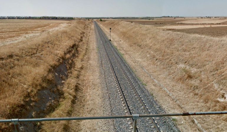 La vía ferroviaria traspasa la frontera entre la Comunidad de Madrid y Castilla-La Mancha