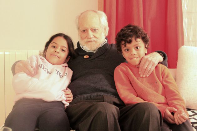 Patricio Azcárate posando con sus dos nietos. Les separan 90 años