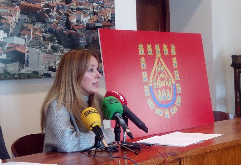Yolanda Fernández, concejal de Cultura del Ayuntamiento de Baza, presenta el diseño recientemente aprobado de la bandera oficial de Baza