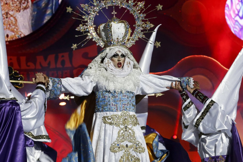 Drag Sethlas, con la fantasía "¡Mi cielo yo no hago milagros. Que sea lo que Dios quiera", ha ganado el concurso Drag del Carnaval de la Eterna Primavera.