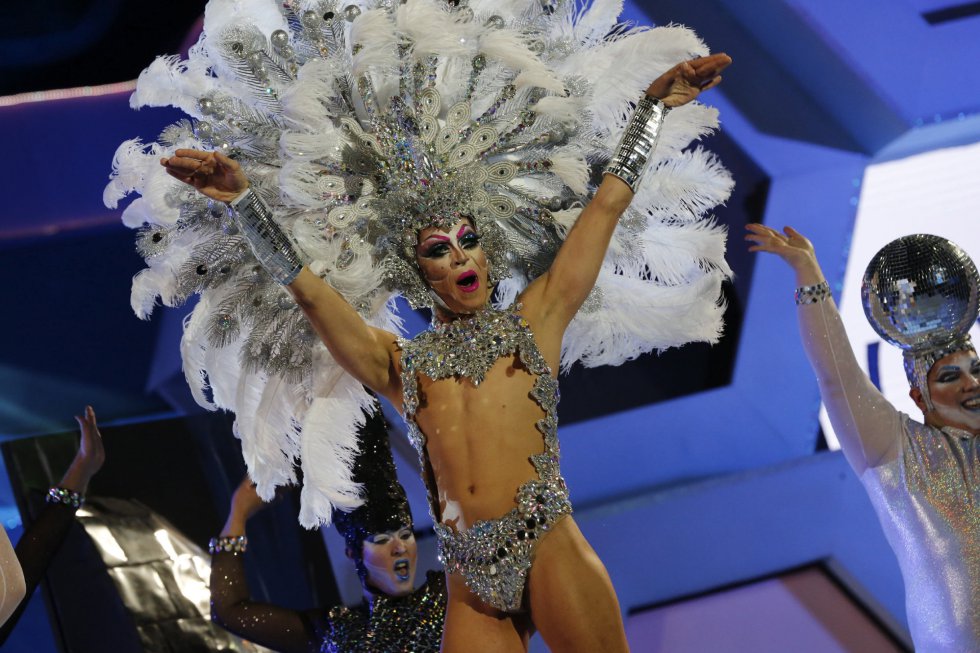Drag Ikaro, con la fantasía 'Reina del Desierto', durante su participación en la Gala Drag del Carnaval de la Eterna Primavera.