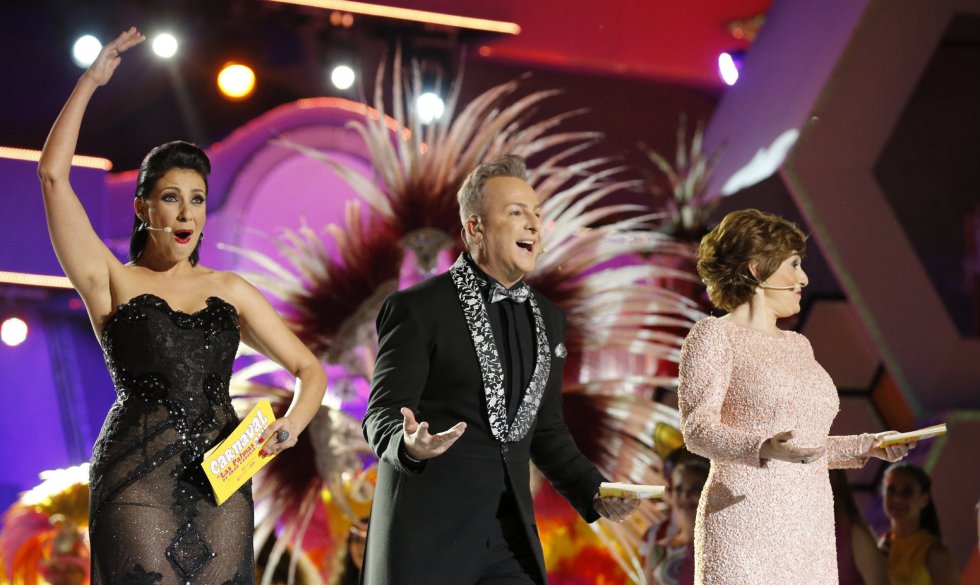 Los presentadores de la Gala Drag del Carnaval de la Eterna Primavera, Yaneli Hernández (i), Roberto Herrera y Anabel Alonso.