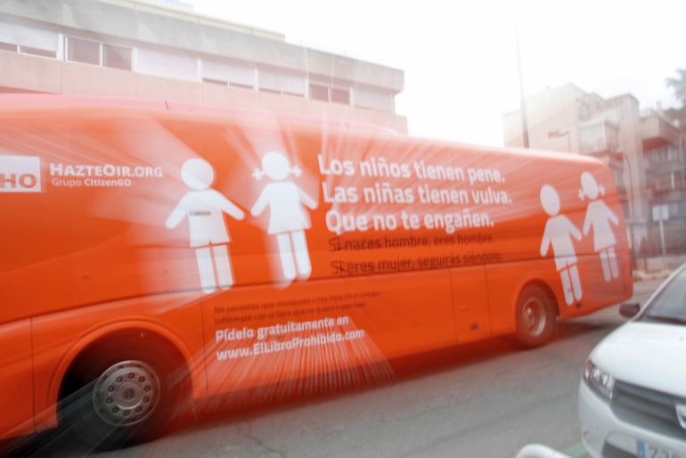 Autobús de la plataforma HazteOír.org que recorre varias ciudades de España con lemas rotulados como "Los niños tienen pene", "Las niñas tienen vulva", "Que no te engañen", "Si naces hombre, eres hombre" o "Si eres mujer, seguirás siéndolo, circula hoy por las calles de Madrid. 
