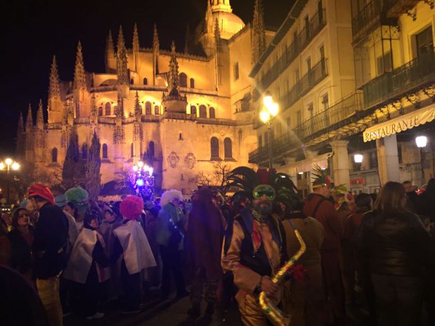 El frío no impide que los segovianos disfruten del carnaval  Radio