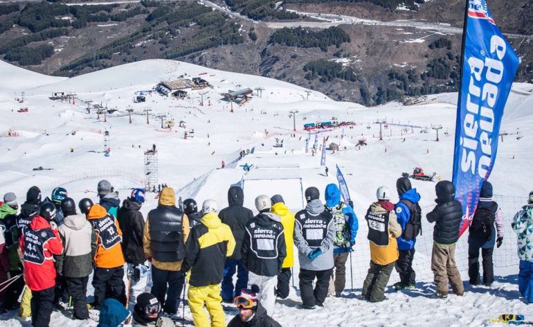 Riders preparados para sus saltos de esquí en Sierra Nevada (Granada) 