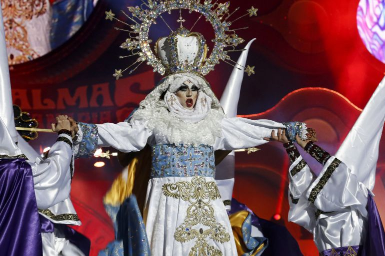 Drag Sethlas, con la fantasía "¡Mi cielo yo no hago milagros. Que sea lo que Dios quiera", ganó el concurso Drag del Carnaval de la Eterna Primavera  en el Parque de Santa Catalina de Las Palmas de Gran Canaria. 