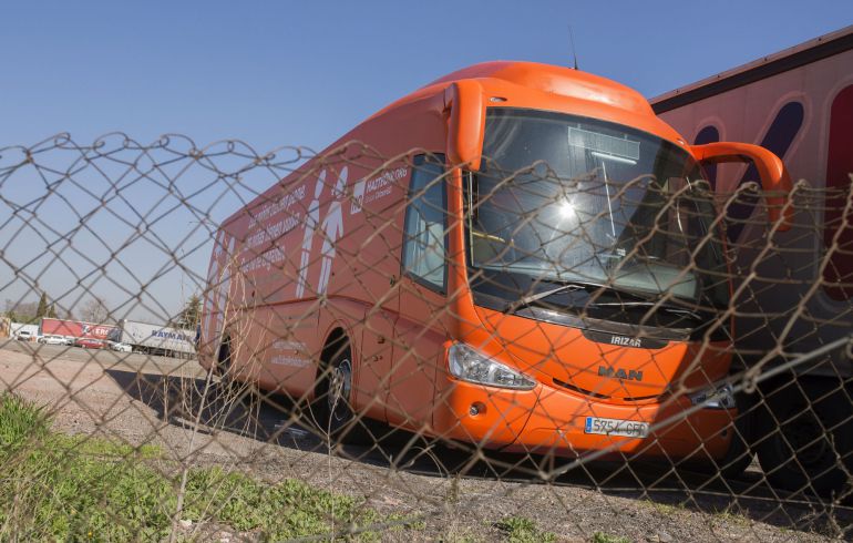 Autobús de la organización ultracatólica Hazteoir retenido en un aparcamiento de la localidad madrileña de Coslada.